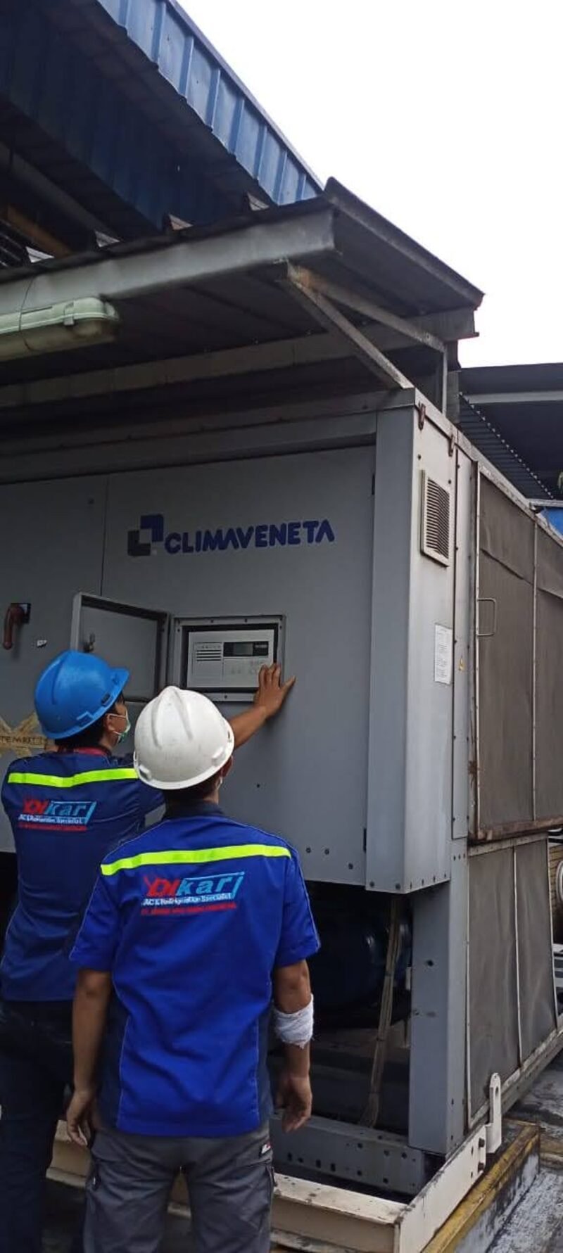 Teknisi PT Dikari inspeksi Chiller Climaveneta