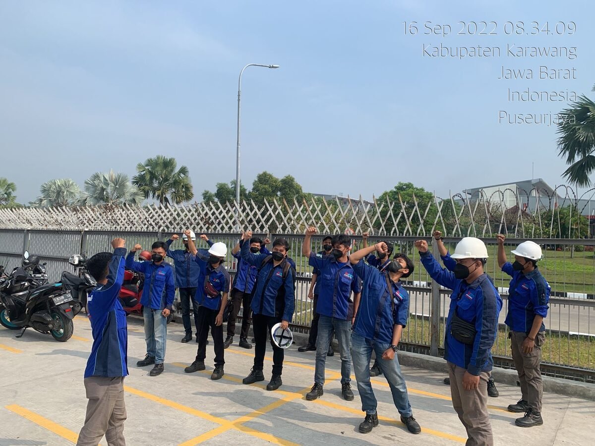 Tim teknisi PT Dikari pemanasan kerja dan semangat